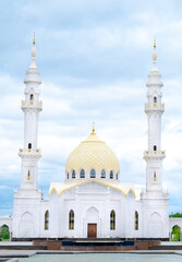 Fototapeta na wymiar mosque in the morning. White mosque in Bulgari. Big, beautiful mosque. Muslim mosque.