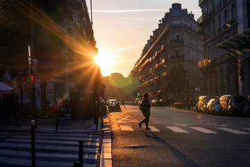 rue parisienne au couche du soleil
