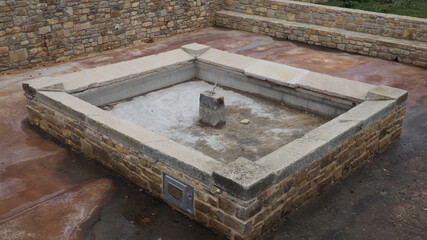 Fototapeta na wymiar lavadero medieval de piedra con cuatro sectores para lavar y cuatro pequeñas plataformas para colocar la pastilla de javon, tarragona, españa, europa