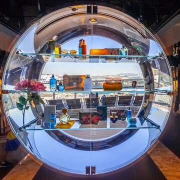 Vue d'une vitrine de parfums dans un hublot du navire de croisi&egrave;re MSC Seaview, avec vue sur le port de Marseille, France, le 30 juin 2018.	