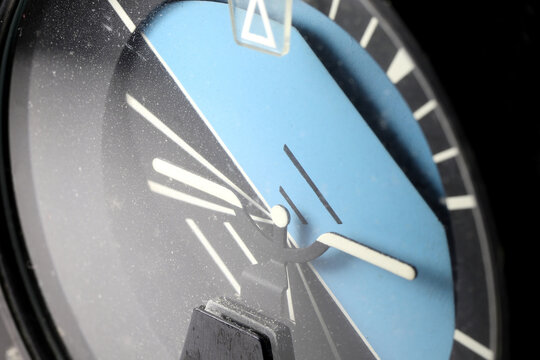 analogue attitude indicator showing climbing right bank