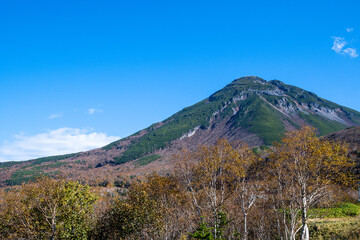 秋の知床　知床横断道路から見る紅葉の羅臼岳（北海道・斜里町）