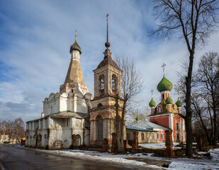 Naklejka premium Metropolitan Peter Church and Vladimirsky Cathedral in Pereslavl-Zalessky in winter