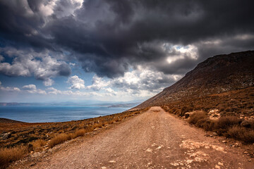 Krajobraz z chmurami, wakacje i wypoczynek na greckiej wyspie, Kreta  © anettastar