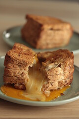 oeuf cocotte dans du pain de mie, fromage à raclette fondant