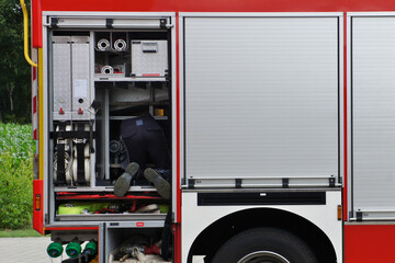 Auszubildender Mechatroniker Nutzfahrzeugtechnik im Feuerwehrfahrzeug