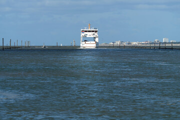 Panorama der Nordsee mit Norderney im Hintergrund und ausfahrender Fähre - Stockfoto