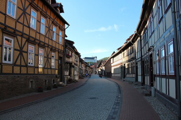 Fototapeta na wymiar Ortsdurchfahrt in Stolberg mit dem Schloss im Hintergrund