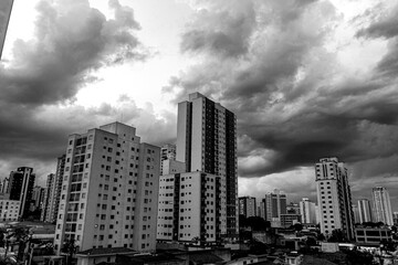 prédios em preto e branco, com o céu cheio de nuvens em um bairro da cidade de São Paulo, Brasil
