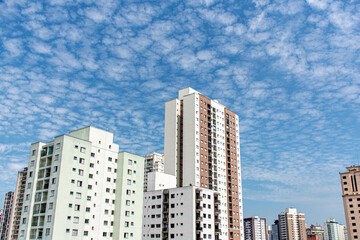 Fototapeta premium prédios com vista para o céu azul com nuvens na cidade de São Paulo