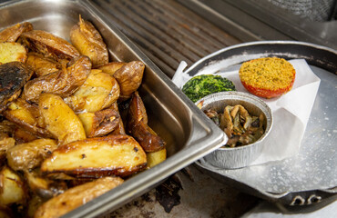 Plat de pommes de terre rissolées avec champigons et tomate