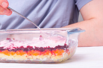 Step by step preparation of russian traditional new year appetizer: herring under layers of boiled vegetables and mayonnaise (shuba). step 8  of 11  - spread mayonnaise on layers of grated vegetables