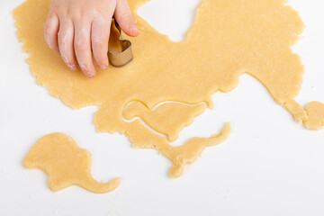 Junge mit roten Haaren hat Spaß beim Plätzchen backen.