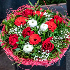 bouquet de fleurs dans un panier en osier