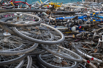 積まれた廃車自転車のタイヤ