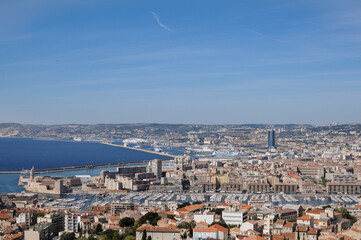 Fototapeta na wymiar Vue panoramique de Marseille prise de Notre Dame de la Garde 