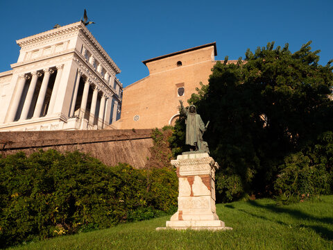 Statua in bronzo di Cola di Rienzo. Alle spalle Santa Maria in Aracoeli e il Vittoriano
