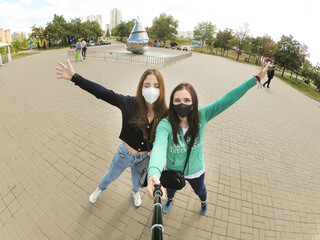 Obraz premium Ukrainian and brazilian girls in mask traveling in Ukraine Kyiv, coronavirus pandemic, beautiful women cute and fun