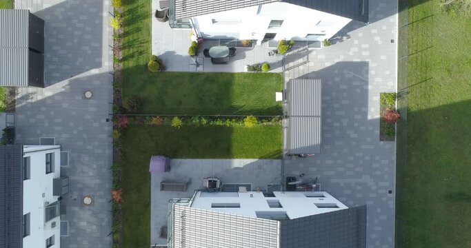 Luftaufnahme Reihenhaus mit Gartenanlage / Musterhaus / Neubausiedlung / Hausbau / Immobilien / neu hochwertig