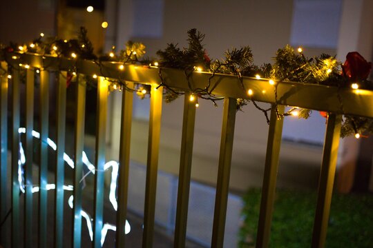 Balcone natalizio illuminato con stella cometa in citt&agrave;