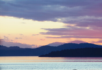 Fototapeta premium Silhouette of the mountains and reflection in the ocean