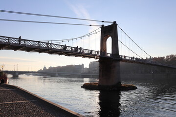 Le fleuve Rhône dans la ville de Lyon au coucher de soleil en automne, ville de Lyon, département du Rhône, France