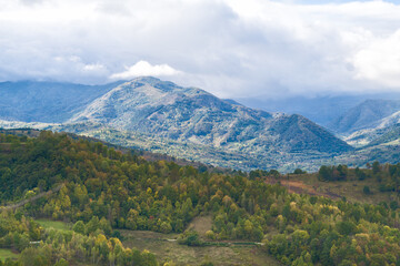 Obraz premium Mountain view with cloudy sky