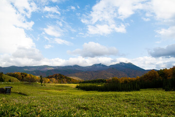 Fototapeta premium 秋の知床 雲がかかった紅葉の知床連山と開拓地跡（北海道・斜里町）