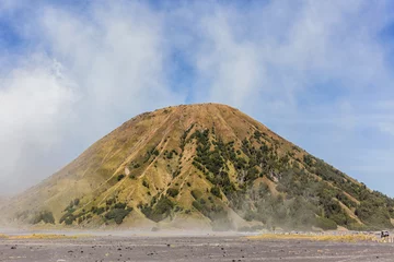 The foggy of mount Batuk, indonesia during daylight © hamdie