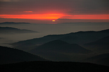 Wschodzące słońce obserwowane z Połoniny Wetlińskiej. Letni poranek w górach, Bieszczady, Polska