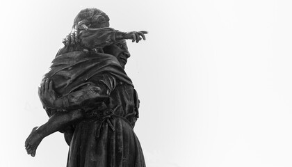 Un niño le muestra el camino a su padre