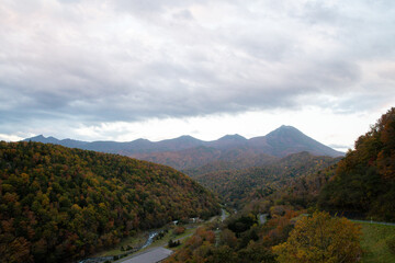 秋の知床　岩尾別から望む夕暮れの知床連山（北海道・斜里町・岩尾別）