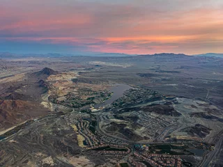 Foto op Canvas Luchtzonsopgangmening van stadsrand van Las Vegas, Nevada op bewolkte dag © Dot Slash Digital