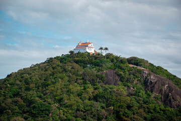 iglesia en el bosque y en las alturas. ruta de escape