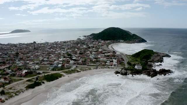 Imagens aéreas da Praia Grande e Prainha em São Francisco do Sul. Santa Catarina. Brasil. 4k 