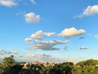 昼下がりの街並み