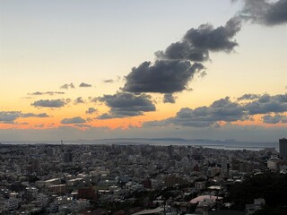 夕焼けの始まる街並み