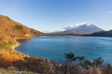 富士山を眺めながら湖畔でキャンプを楽しむ