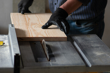 Corte de madera en sierra circular, industria