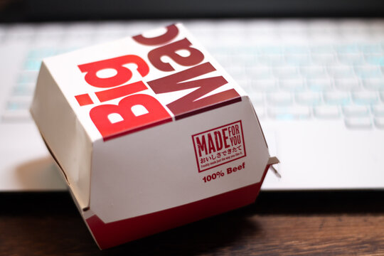 マクドナルドをデリバリー/テイクアウト。超定番ビックマックを自宅でランチにいただきます。