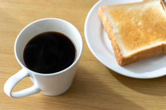 朝食のイメージ（食パン、コーヒー）