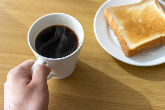 朝食のイメージ（食パン、コーヒー）