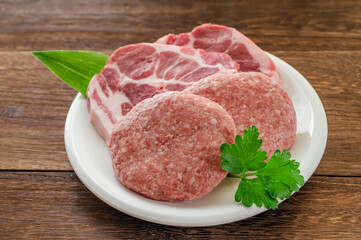 生のハンバーグと豚肩ロース肉