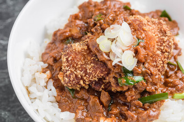 肉味噌とトンカツの丼