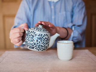 お茶を注ぐ人
