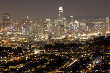 Fototapeta na wymiar Night over San Francisco Downtown via San Bruno Mountain