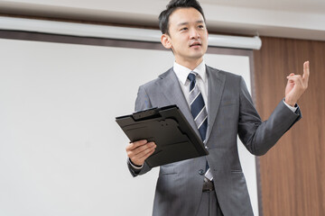 アジア人　ビジネスシーン　室内