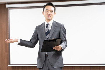 アジア人　ビジネスシーン　室内