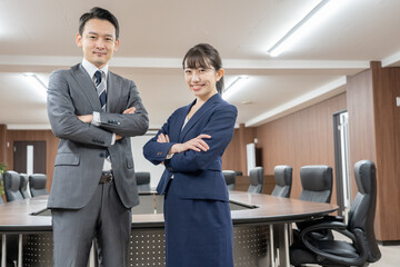 アジア人　ビジネスシーン　室内