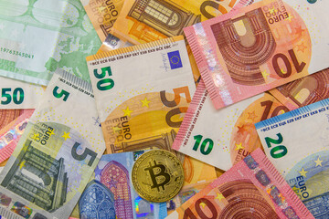 Obraz premium Bitcoin together other current money from Europe. New forms of investment. Digital money